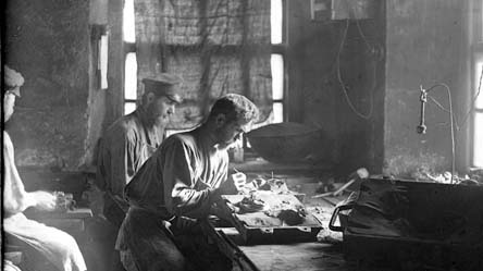 Формовщик в цехе по производству художественных изделий из чугуна, начало ХХ века