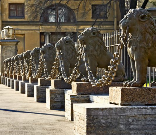Чугунные львы Санкт-Петербурга